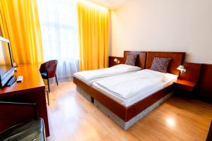 Postel nebo postele na pokoji v ubytování Hotel Carlton Munich