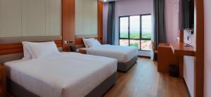 Postel nebo postele na pokoji v ubytování Hotel Kapalai Semporna