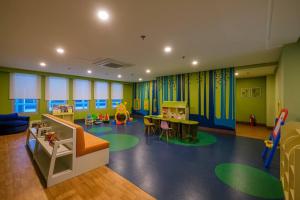 - une salle de jeux pour enfants avec des murs et des meubles colorés dans l'établissement 1 BR with balcony in Uptown BGC, à Manille