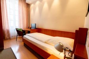 Postel nebo postele na pokoji v ubytování Hotel Carlton Munich