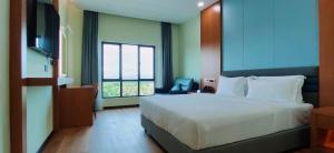 Postel nebo postele na pokoji v ubytování Hotel Kapalai Semporna
