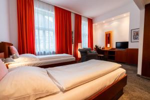Postel nebo postele na pokoji v ubytování Hotel Carlton Munich