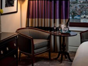 Habitación con mesa, sillas y ventana en Sofitel Buenos Aires Recoleta en Buenos Aires