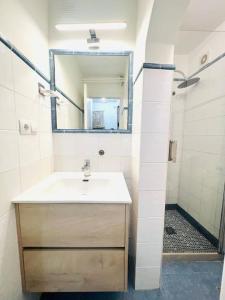 y baño con lavabo y espejo. en Apartamento Luna en Montgat