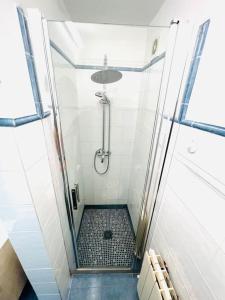 baño con ducha y puerta de cristal en Apartamento Luna en Montgat