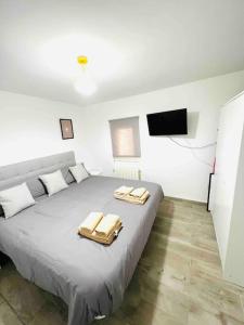 Apartamento Luna في مونغات: غرفة نوم عليها سرير وفوط