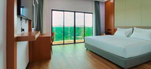 Postel nebo postele na pokoji v ubytování Hotel Kapalai Semporna