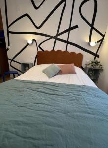Schlafzimmer mit einem großen Bett mit einem schwarzen Kopfteil in der Unterkunft PEP'S studio tout neuf au centre ville in Sélestat