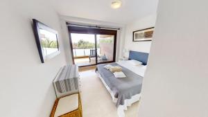 Postel nebo postele na pokoji v ubytování Beachside Apartment With Sea View