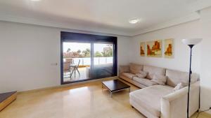 Posezení v ubytování Beachside Apartment With Sea View