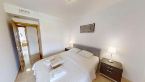 Postel nebo postele na pokoji v ubytování Beachside Apartment With Sea View