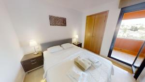 Postel nebo postele na pokoji v ubytování Beachside Apartment With Sea View
