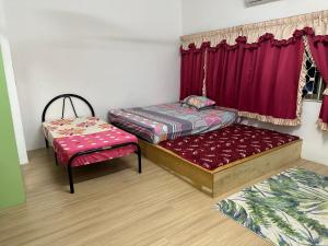 1 dormitorio con 2 camas individuales y ventana en H Family Banglo Seremban #fit 20pax max #spacious carpark, en Seremban