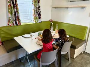 Posedenie v ubytovaní Tribord Dix Neuf