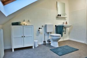 a bathroom with a toilet and a sink at Wohnung im Herzen Bochums (1 km zum Hauptbahnhof) in Bochum