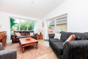 sala de estar con sofá y mesa de centro en BOURNECOAST: CHALET BUNGALOW WITH GARDEN - HB6189, en Poole