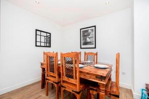 comedor con mesa de madera y sillas en BOURNECOAST: CHALET BUNGALOW WITH GARDEN - HB6189, en Poole