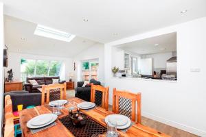comedor y sala de estar con mesa y sillas en BOURNECOAST: CHALET BUNGALOW WITH GARDEN - HB6189, en Poole