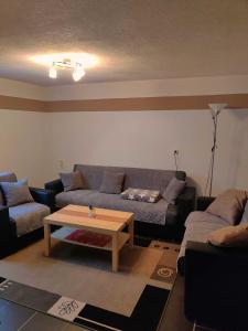 ein Wohnzimmer mit einem Sofa und einem Couchtisch in der Unterkunft Ferienwohnungen Ruwoldt in Brodhagen