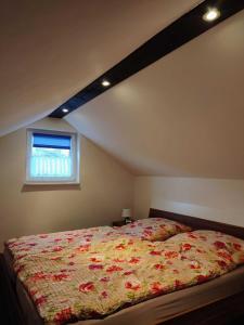 Schlafzimmer mit einem Bett und einem Fenster in der Unterkunft Ferienwohnungen Ruwoldt in Brodhagen