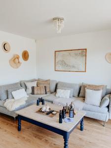 Posezení v ubytování East Street Beach House - luxury living by the sea