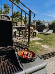 einen Grill mit einer Schüssel Essen drauf in der Unterkunft East Street Beach House - luxury living by the sea in Ryde