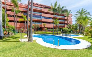 Bazén v ubytování Beachside Apartment With Sea View nebo v jeho okolí
