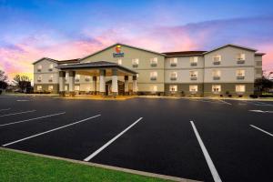 un hotel con un estacionamiento delante de él en Comfort Inn & Suites en Fremont