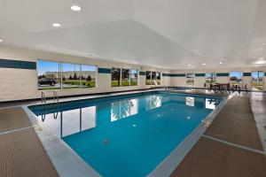 una gran piscina de agua azul en un edificio en Comfort Inn & Suites en Fremont