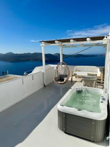 een hot tub op het dek van een boot bij Plaka Suites in Plaka Milou