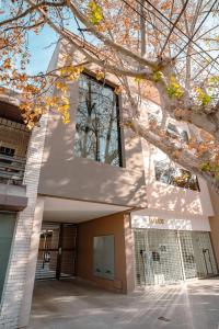 サン・ラファエルにあるEdificio Olascoaga Centro 1の大きな窓のある建物