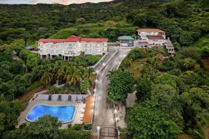 - une vue aérienne sur un complexe avec une piscine dans l'établissement Amazing VillaF 5 min from Coco Beach, à Coco