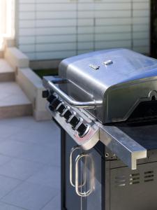 een grill op een tafel bij Villa SanLorenzo Beach in Marzamemi