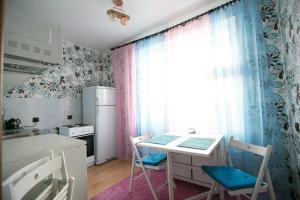 ノヴォシビルスクにあるNSK-Kvartirka, Gorskiy Apartment 86のキッチン(テーブル、椅子付)、窓