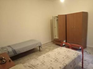 ein Krankenhauszimmer mit einem Bett und einem Schrank in der Unterkunft Casa Azzurra 56 in Bova Marina