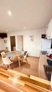 a kitchen with a table and chairs in a room at Studio Bis Océan 2 personnes Sainte-Anne plage in Sainte-Anne