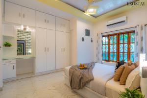duża sypialnia z białymi szafkami i łóżkiem w obiekcie EKO STAY- CASA VAGA w mieście Vagator