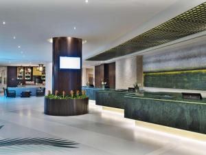 Rixos The Palm Luxury Suite Collection - Ultra All Inclusive في دبي: لوبي مع مكتب استقبال في مبنى