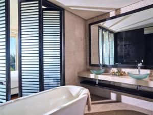 Uma casa de banho em Rixos The Palm Luxury Suite Collection - Ultra All Inclusive