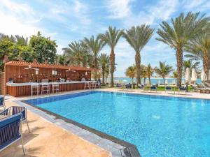 בריכת השחייה שנמצאת ב-Rixos The Palm Luxury Suite Collection - Ultra All Inclusive או באזור