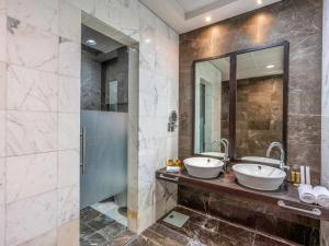 Rixos The Palm Luxury Suite Collection - Ultra All Inclusive tesisinde bir banyo