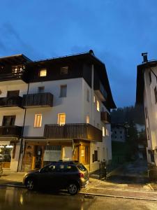 a black car parked in front of a building at Appartamenti Zia Concetta in Santo Stefano di Cadore