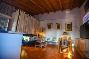 een woonkamer met een bank en een tafel bij la casita de invitados in Los Baños