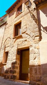 an old stone building with a door and windows at La Chicca di Sofy in Orvieto