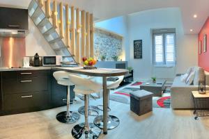 uma cozinha e sala de estar com mesa e cadeiras em Chez Margaux T2 Hyper-centre pedestrian street Cosy #C3 em Grenoble