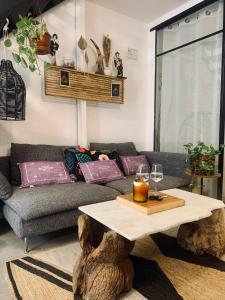 テルアビブにあるAmazing private loft apartment, Tel Aviv Jaffaのリビングルーム(ソファ、テーブル付)