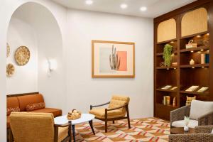 The Scottsdale Resort & Spa, Curio Collection by Hilton的休息区