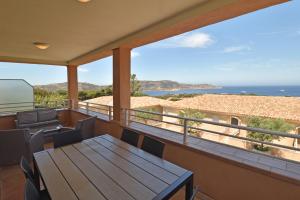 d'un balcon avec une table et une vue sur l'océan. dans l'établissement CALVI APPART HÔTEL, à Calvi