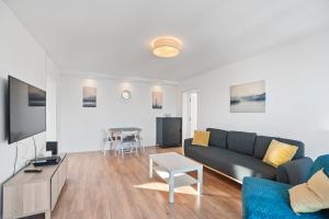 ein Wohnzimmer mit einem Sofa und einem Tisch in der Unterkunft Prime View Apartments Blanca and Lena in Zagreb