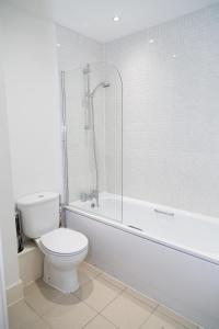 a bathroom with a toilet and a tub and a shower at Serviced Apartment in Liverpool City Centre - Free Parking - Balcony - by Happy Days in Liverpool